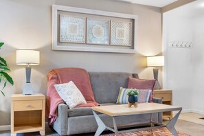 TV, fireplace - Sandals Inn Spa Suite & Cabana:  Steps to Beach | Dog-Friendly (Cannon Beach)