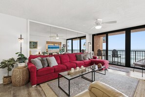 Apartment, Mehrere Betten (Sunrise 606) | Wohnbereich | Fernseher