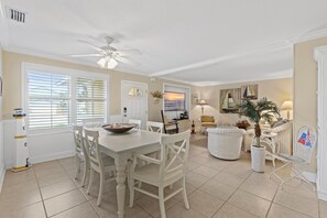 Maison, plusieurs lits (Seaside Hideaway) | Restauration