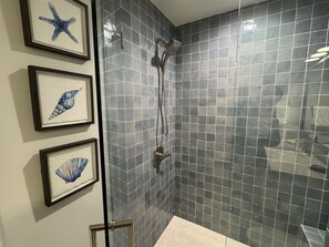 Douche, sèche-cheveux, serviettes fournies, savon