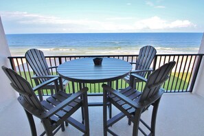 A round table with four chairs on a balcony overlooking the ocean. - Southwind 402 (New Smyrna Beach)