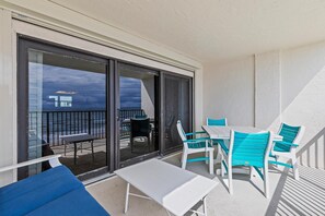 コンドミニアム ベッド (複数台) (Southwind 503) | 屋外ダイニングエリア