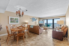 コンドミニアム ベッド (複数台) (Southwind 503) | リビング エリア