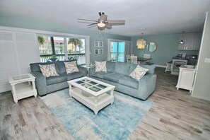 House, 1 King Bed with Sofa bed (The Tiki Townhouse) | Living area - The Tiki Townhouse (New Smyrna Beach)