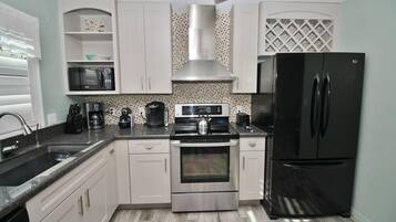 Rumah, 1 Tempat Tidur King dengan tempat tidur Sofa (The Tiki Townhouse) | Dapur pribadi | Mesin pembuat kopi/teh, pemanggang roti, dan blender