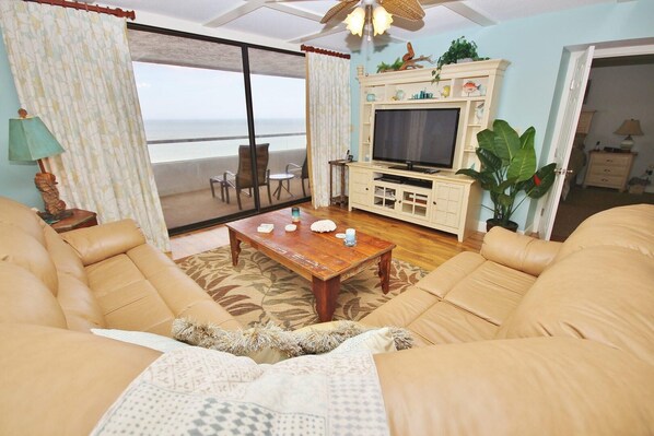 Living area - Tradewinds 503 (New Smyrna Beach)