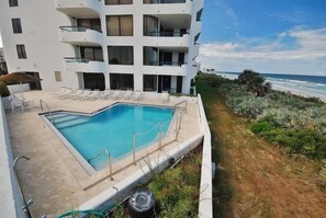 Kondominium, 1 Tempat Tidur King dengan tempat tidur Sofa (Tradewinds 503) | Kolam renang | Sebuah kolam renang air hangat