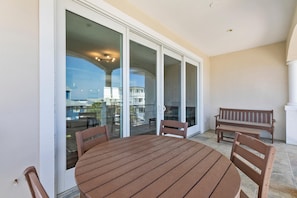 Outdoor dining - Villa del Mar (New Smyrna Beach)