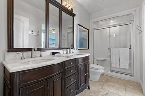 Salle de bain | Sèche-cheveux, serviettes fournies, savon, shampoing