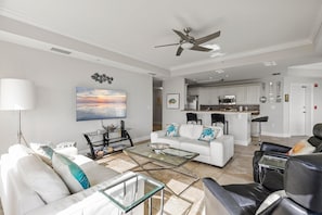 Condo, varias camas (The Wave 302) | Área de sala de estar