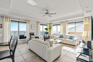 Condo, varias camas (The Wave 302) | Área de sala de estar