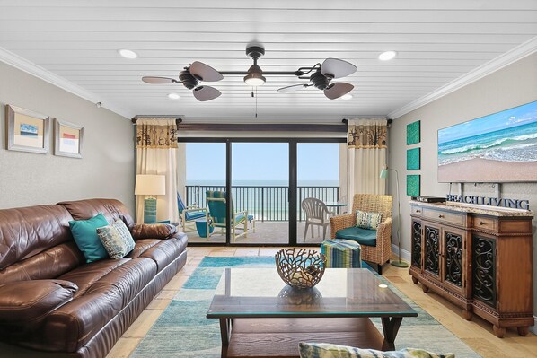 Condo, varias camas (Southwind 804) | Área de sala de estar