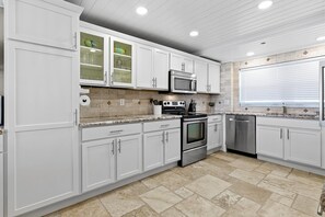 Condo, Multiple Beds (Southwind 804) | Private kitchen | Oven