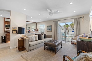 コンドミニアム キングベッド 1 台 (Colony Beach Club 246) | リビング エリア | テレビ