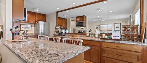 コンドミニアム キングベッド 1 台 (Colony Beach Club 246) | 専用キッチン | オーブン、コーヒー / ティーメーカー、トースター、ミキサー