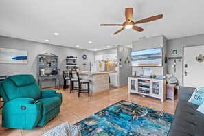 Apartment, 1 King-Bett (Colony Beach Club 210) | Wohnbereich | Fernseher
