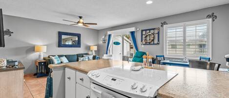 Condo, 1 Katil Raja (King) dengan Katil Sofa (Colony Beach Club 210) | Dapur peribadi | Ketuhar, pembancuh kopi/teh, pembakar roti, pengisar