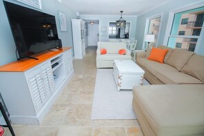 Condo, varias camas (Sea Coast Gardens II 401) | Área de sala de estar | Televisión 