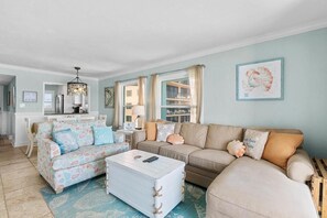 Leilighet, flere senger (Sea Coast Gardens II 401) | Oppholdsområde | TV