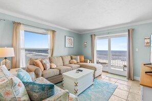 Condo, varias camas (Sea Coast Gardens II 401) | Área de sala de estar | Televisión 