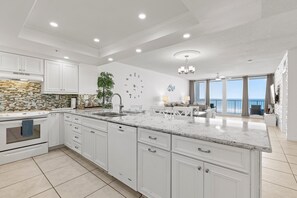 Private kitchen - The Ocean 502 (New Smyrna Beach)