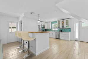 House, 2 Queen Beds (Barefoot Bungalow) | Private kitchen | Oven - Barefoot Bungalow (New Smyrna Beach)