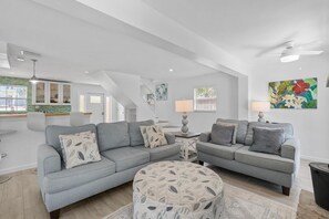 House, 2 Queen Beds (Barefoot Bungalow) | Living area