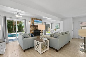 Casa, 2 camas Queen size (Barefoot Bungalow) | Área de sala de estar