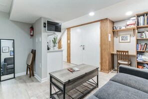 Smart TV - DC Guest Suite Walkable, Parking, Pets Welcome (Washington)