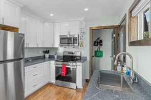 Jääkaappi, mikroaaltouuni, uuni, liesi