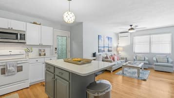 Condo, 1 Queen Bed (Flagler Suites 3) | Private kitchen
