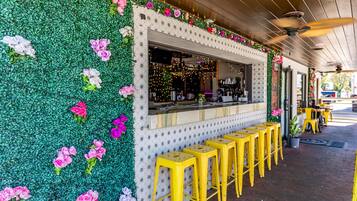 Apartment, 1 Queen-Bett (Flagler Suites 3) | Bar (in der Unterkunft)