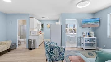Condo, 1 Queen Bed (Flagler Suites 4) | Living area