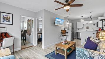 Condo, 1 cama Queen size y sofá cama (Flagler Suites 2) | Área de sala de estar