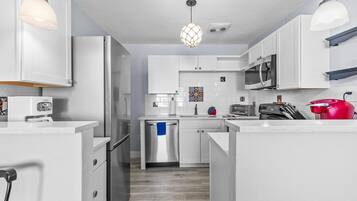 Condo, 1 cama Queen size y sofá cama (Flagler Suites 2) | Cocina privada | Horno