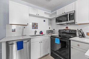 Condo, 1 Queen Bed with Sofa bed (Flagler Suites 2) | Private kitchen