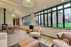 テレビ、暖炉、DVD プレーヤー、卓球台