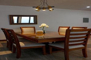 Dining - Hermosa casa, con Parqueo propio, Ideal para pasar momentos en familia o pareja. (Jocotenango)
