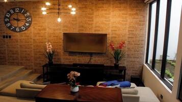 Smart TV, books, stereo