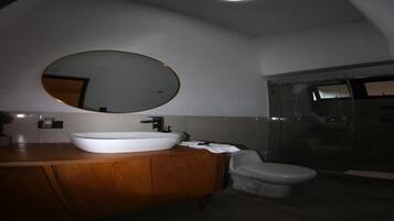 Doccia, asciugacapelli, asciugamani, sapone