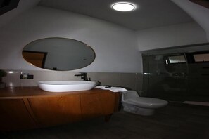 Doccia, asciugacapelli, asciugamani, sapone