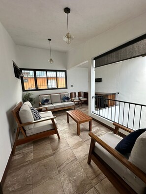 Smart TV, libri, impianto stereo