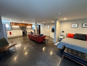 TV - Spacious and Cozy studio in charming Bend One king Bed (Bend)