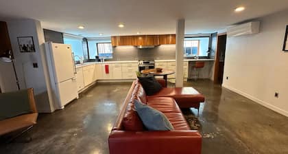 Spacious and Cozy studio in charming Bend One king Bed