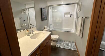 Spacious and Cozy studio in charming Bend One king Bed