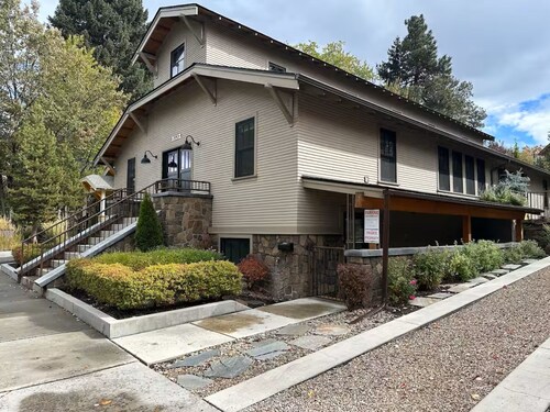 Spacious and Cozy studio in charming Bend One king Bed