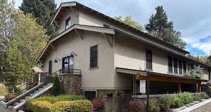 Spacious and Cozy studio in charming Bend One king Bed