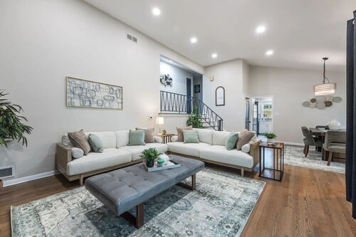 Chic & Stylish 3-bedroom house in Palos Heights