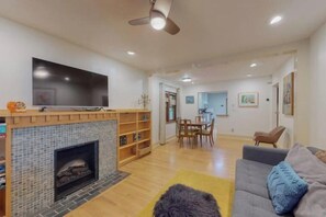 Smart TV, fireplace, books, printers - Old Town Gem (Albuquerque)