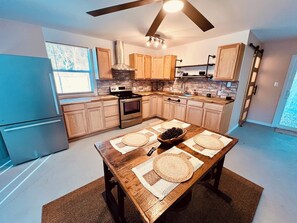 Kjøleskap, ovn, kokeplater og kaffetrakter/tekoker